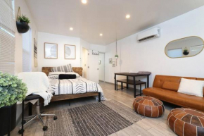 Cozy Studio w Private Yard & BBQ Steps from UofA